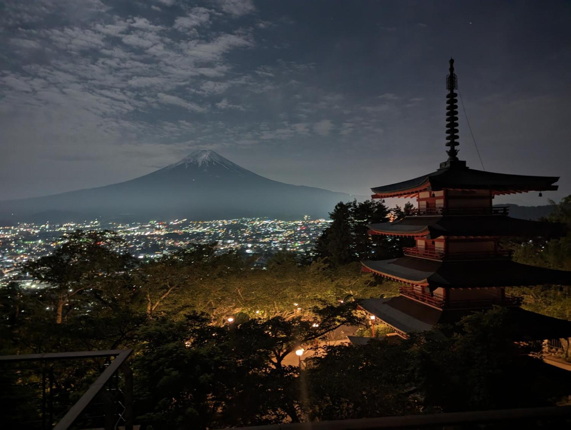 Gate Yamanashi Tsuru Villa Bagian luar foto